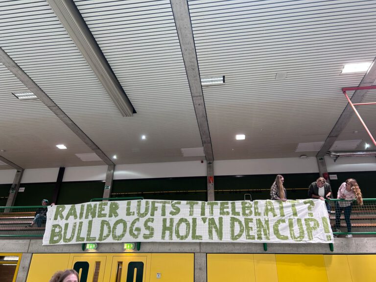 Die Fans waren schon vor Spielbeginn siegessicher ...