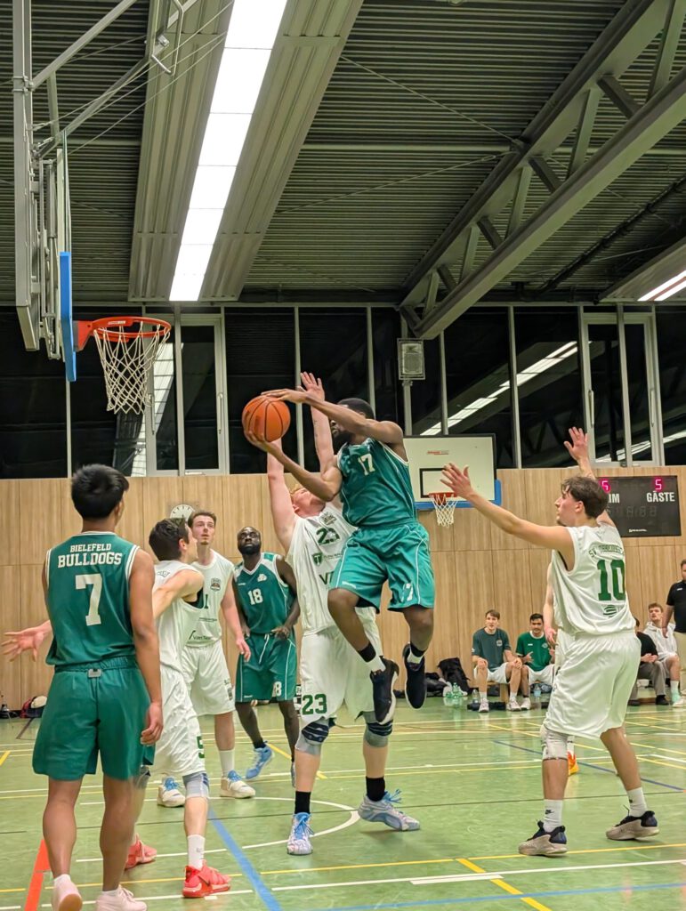 Precious springt zum Korb (Foto: Tobiaas Belle)