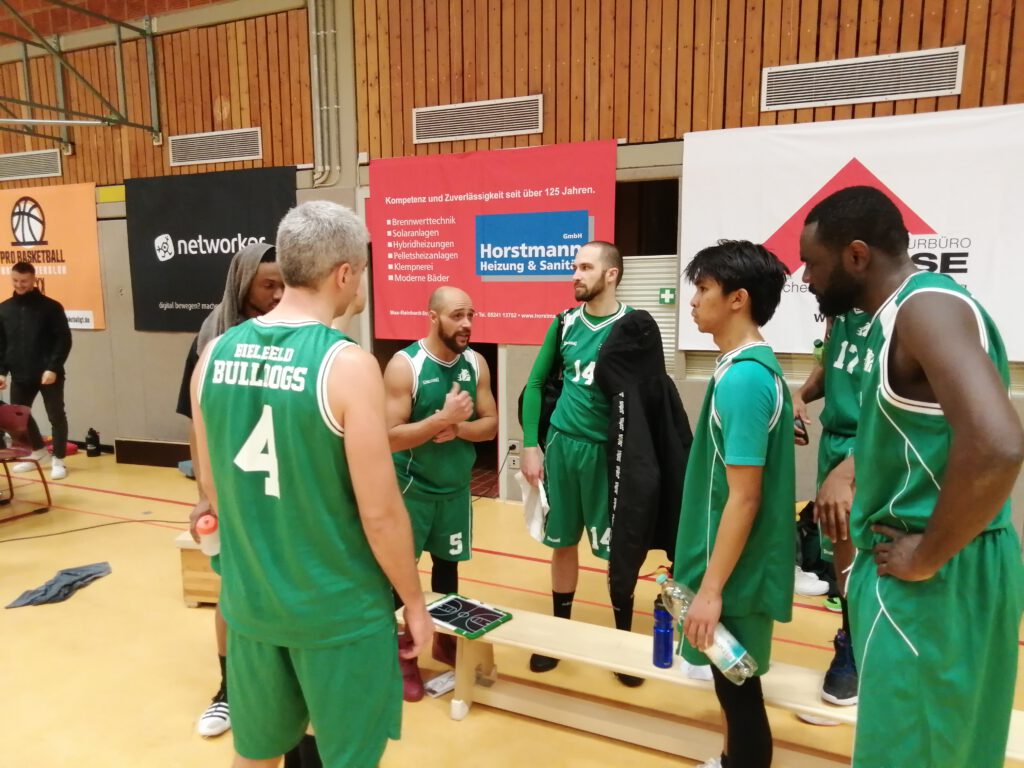 Halbzeitpause in Gütersloh; von links: Tresor Lath (halb verdeckt), André Günther, Bert Smith, Max Ferber, Mark Ferrer und "Pippo" Ouedraogo (Foto: Rainer Luft)