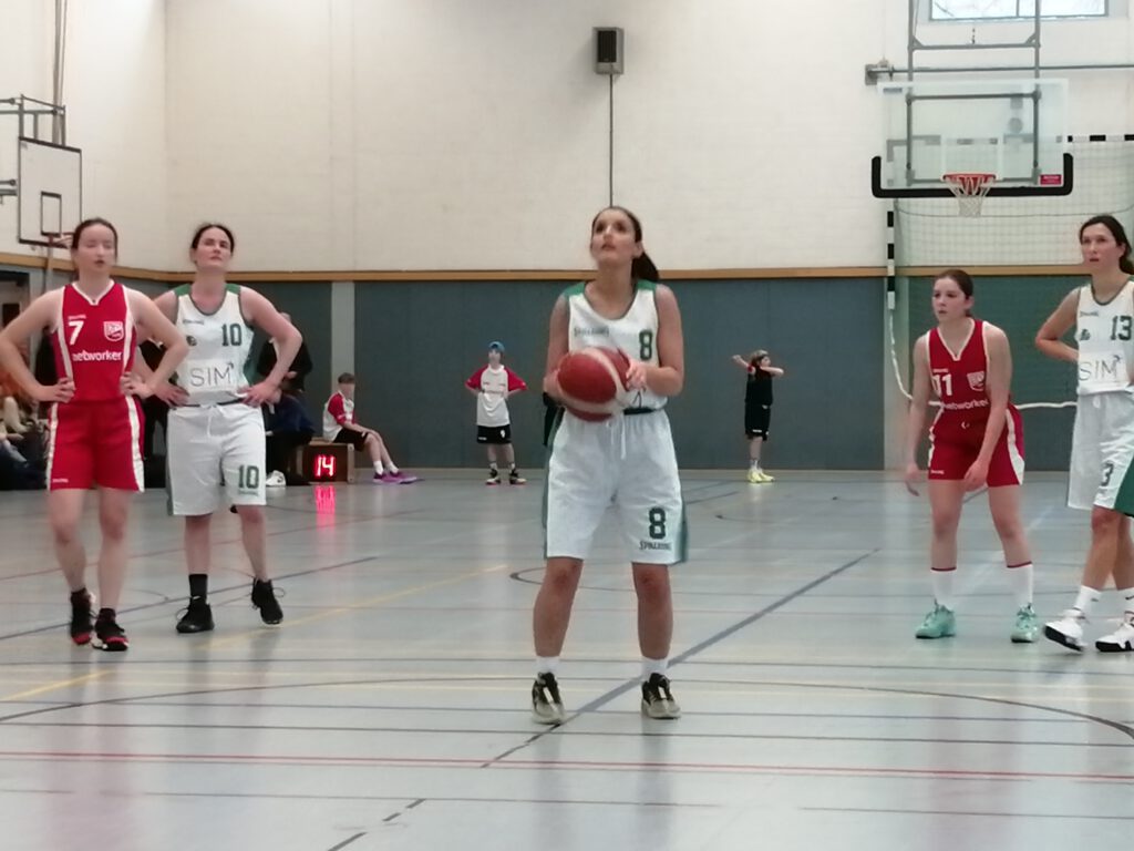 Gözde Akman beim Freiwurf gegen GTV 3, beobachtet von Sophie Schmutzler und Anna Verlanova (Foto: Rainer Luft)